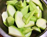 Hình bước làm 1 của món Mướp Khía Xào Lòng Gà