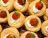 Foto langkah ke 7 dari resep Strawberry Fresh Choux / Kue Sus Strawberry Vla Diplomat.