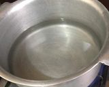 A picture of step 1 of Chicken Stock / Yahkni.