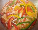 Hình bước làm 3 của món Mì udon nấu cà chua, ớt chuông, nấm kim châm