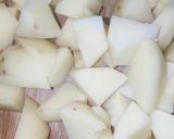 Foto langkah ke 1 dari resep Semur Kentang Ayam.