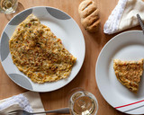 Foto del paso 1 de la receta: Tortilla de verduras, piñones y queso fresco
