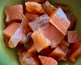 Foto del paso 2 de la receta: Poke de arroz castaño con salmón marinado y langostinos al ajillo