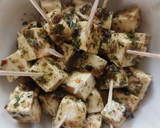 Foto del paso 5 de la receta: Queso panela marinado con hierbas a la mexicana
