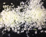 Foto del paso 1 de la receta: Paella con preparado de marisco y verduras 🥘