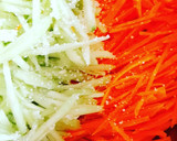 Foto del paso 1 de la receta: Ensalada de calamar y langostinos con mostaza y miel