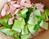 Foto langkah ke 3 dari resep Tumis Pokcoy Sosis.