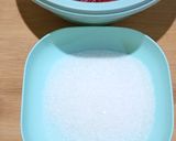 Foto langkah ke 1 dari resep Strawberry Panna Cotta.