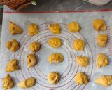 Foto langkah ke 4 dari resep 🇮🇩Donat labu mini merah putih 🇮🇩.