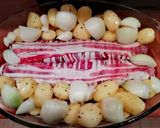 Baconba tekert szűzpecsenye hagyma- és krumpliágyon recept fázis 6 fotója