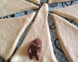 Pas rețetă Cornuri pufoase umplute cu Nutella și gem de zmeură 7 fotografie