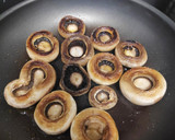Foto del paso 3 de la receta: Champiñones a la plancha con mojo verde