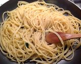 Foto del passaggio 10 della ricetta Spaghetti con le vongole e cavolo nero