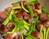 A picture of step 3 of Stir-Fried Bell Peppers with Sausage.