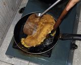 Foto langkah ke 3 dari resep Telur Dadar Padang Ternyata Buatnya Gampang.