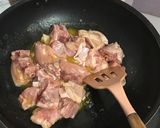 Foto langkah ke 2 dari resep Ayam goreng mentega.