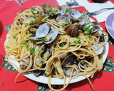 Foto del passaggio 4 della ricetta Spaghetti alle vongole 🍜