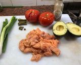 Foto del paso 1 de la receta: Tartar de salmón palta y tomate 🦀