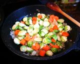 Foto del paso 2 de la receta: Tupper con guiso de coles de bruselas y zanahoria - veggie