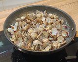 Foto del paso 3 de la receta: Chirlas a la plancha
