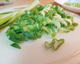 Foto del paso 2 de la receta Tortilla de hojas tiernas de cebolleta