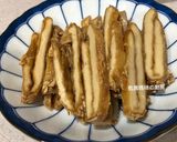 A picture of step 7 of Stir-Fried Tofu Skin with Oyster Sauce and Two Mushrooms.