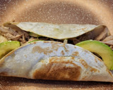 Foto del paso 5 de la receta: Tortita rellena de solomillo, aguacate y canónigos
