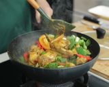 Foto langkah ke 6 dari resep Ayam Kemangi Pedas Khas Sunda Devina Hermawan.