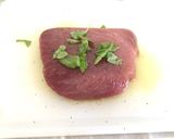 Foto del passaggio 1 della ricetta Tataki di Tonno con Gazpacho di Datterini, Granella di Pistacchi e Semi di Sesamo Tostati