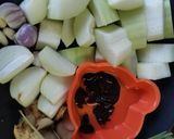 รูปขั้นตอนการทำที่ 1 ของ ไก่ต้มกะทิกับฟักใส่ส้มแขก