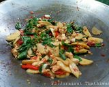 รูปขั้นตอนการทำที่ 3 ของ กะเพราไก่ใส่หน่อไม้