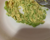 Foto del paso 1 de la receta: Desayuno con tostadas de aguacate y gouda
