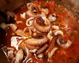 Foto del paso 14 de la receta: Pulpitos en salsa de tomates y pimientos