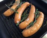 Une image de l'étape 4 de Saucisses fumées grillées au thym du jardin.