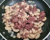 Foto del paso 2 de la receta Tortilla de aprovechamiento de morcilla de cebolla y alubias