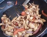 Foto del paso 3 de la receta: Pollo saltado criollo