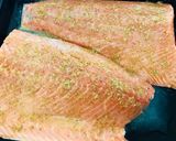 Foto del paso 3 de la receta: Salmón con aderezo de panceta y finas hierbas