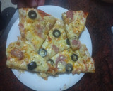 Foto del paso 2 de la receta: Pizza de jamón y aceitunas negras sencilla