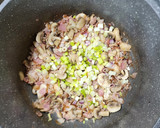 Foto del paso 3 de la receta: 🥓🧀🍄‍🟫 Polenta con panceta, champiñones y verdeo a la crema gratinada 🍄‍🟫🧀🥓