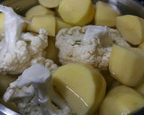 Foto del paso 1 de la receta: Coliflor con patata, ajo y pimentón🙂🍽