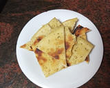Foto del paso 3 de la receta: Masa de pizza frita con aceite de sal de ajo y perejil picado