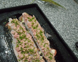 Foto del paso 3 de la receta: Merluza al atún y queso azul, sobre base de tomates al tomillo