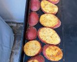 Une image de l'étape 4 de Pommes de terre rouges grillées aux épices et origan.