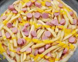 Foto del paso 3 de la receta: 🍕Pizza cochina 🍕😅Pizza con papas fritas, salchichas, cheddar y huevo frito