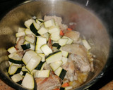 Foto del paso 2 de la receta: Guisado de pollo con calabacín