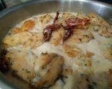 Foto del paso 3 de la receta: Pollo a la Toscana con espinacas y tomates secos