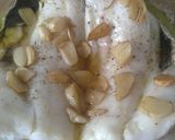 Foto del paso 2 de la receta Merluza abierta al horno con refrito de ajos