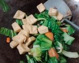 Foto langkah ke 4 dari resep Tumis Pakcoy Tahu Simple.