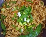 Foto langkah ke 4 dari resep Mie Goreng Sayur.