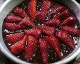 Foto del paso 3 de la receta: Pastel de cacao con frutillas y merengue 🍓